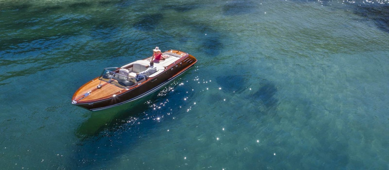 Luxury motor yacht La Dolce Vita for hire on Sydney Harbour, up to 4 guests